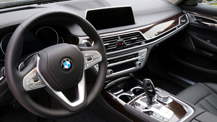Торпедо BMW 740e iPerformance (G11) 2018 года  (NA) (фото 18 из 40)